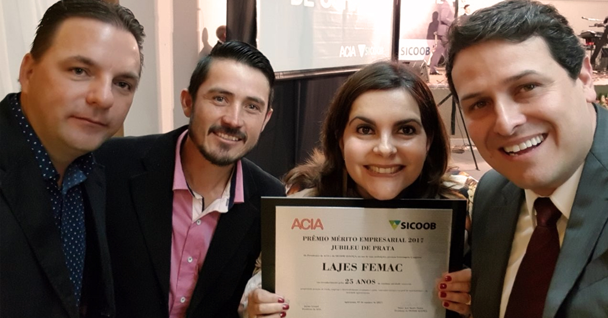 Estiveram presentes para receber o mérito a Carmen, o Júnior, o Dubas e o Daniel.